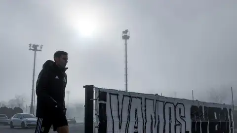 José Ángel Ziganda pasa junto a una pancarta en El Requexón José Ángel Ziganda pasa junto a una pancarta en El Requexón