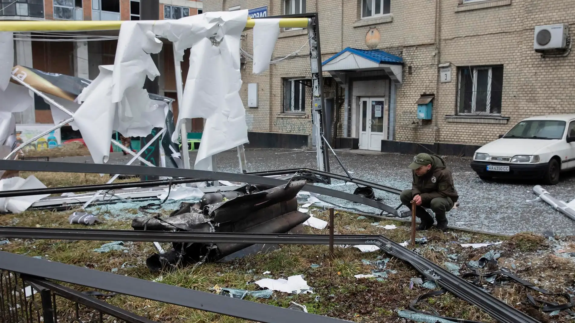 Guerra en Ucrania: Rusia bombardea ciudades ucranianas, la OTAN condena el ataque, comienza la evacuación de civiles y última hora de hoy 