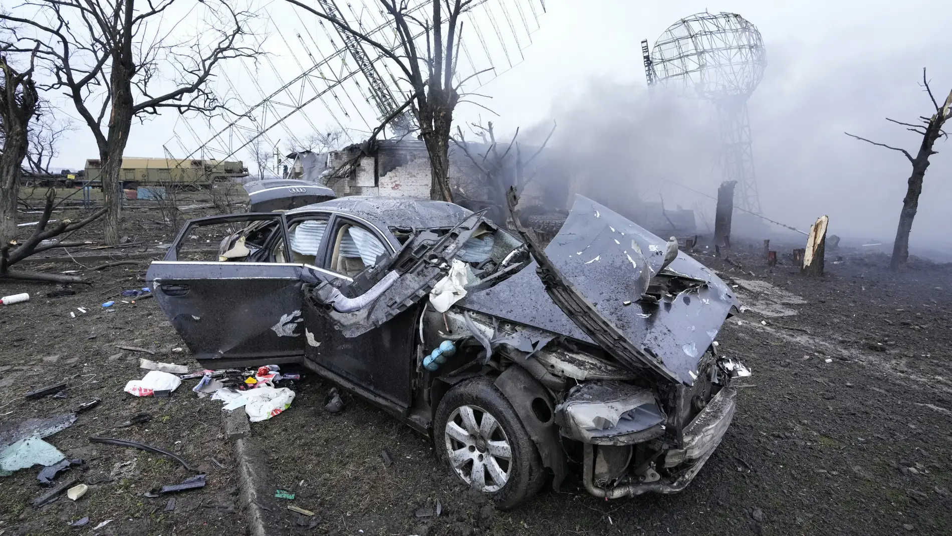 Un coche destrozado tras el ataque ruso en Ucrania
