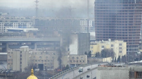 Una columna de humo en Ucrania tras los ataques rusos