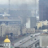 Una columna de humo en Ucrania tras los ataques rusos