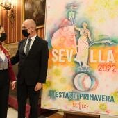 El alcalde Antonio Muñoz conversa con la artista autora del cartel de las Fiestas de Primavera