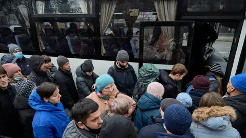 Varias personas abordan un autobús mientras intentan evacuar la ciudad el 24 de febrero de 2022 en Kiev, Ucrania De la noche a la mañana, Rusia comenzó un ataque a gran escala contra Ucrania, con explosiones reportadas en varias ciudades y muy lejos de las inquietas regiones del este en manos de los rebeldes respaldados por Rusia.