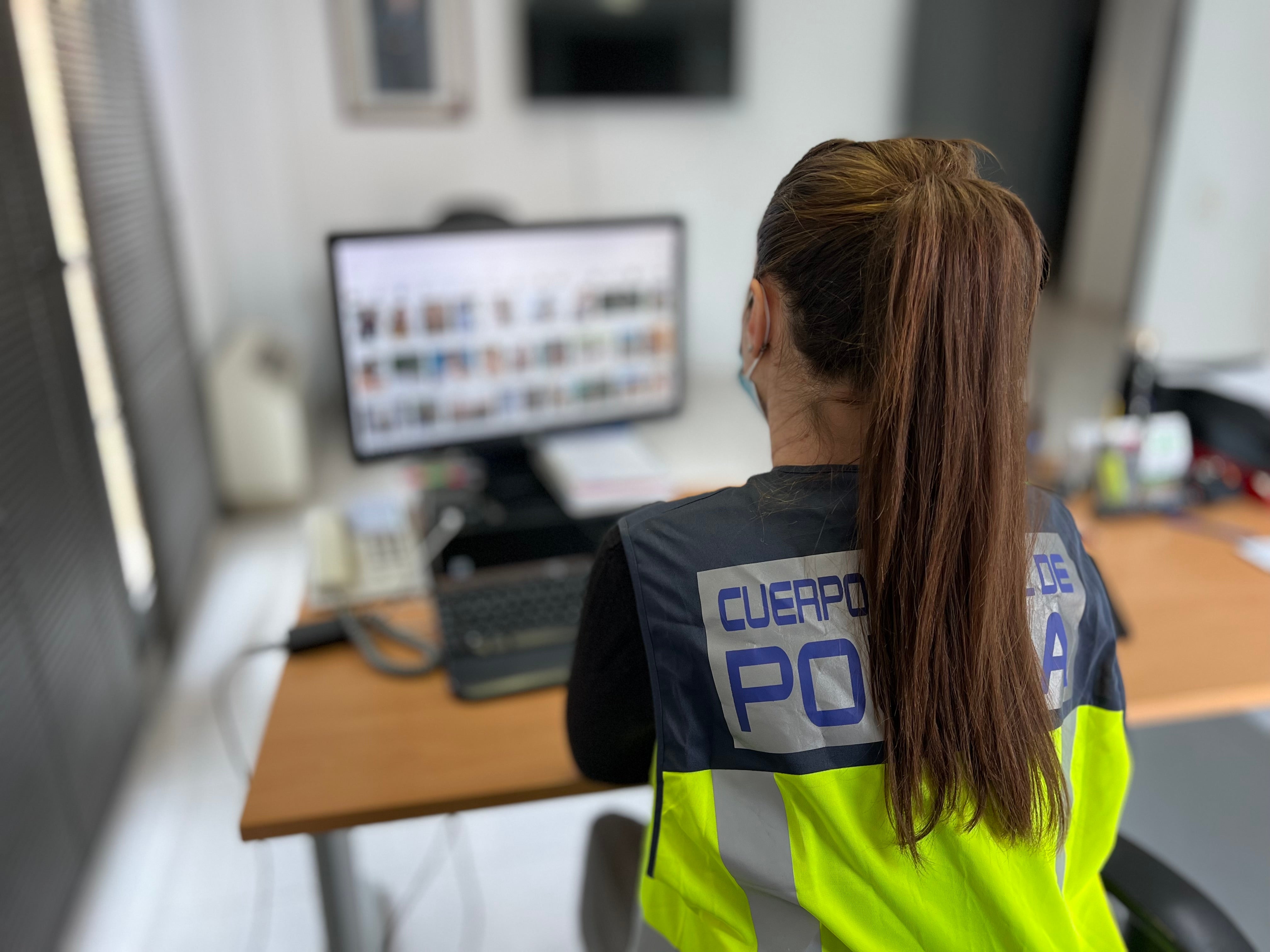 La Policía Nacional detiene en Orihuela a un hombre por grabar a la hija de su pareja La Policía Nacional detiene en Orihuela a un hombre por grabar a la hija de su pareja