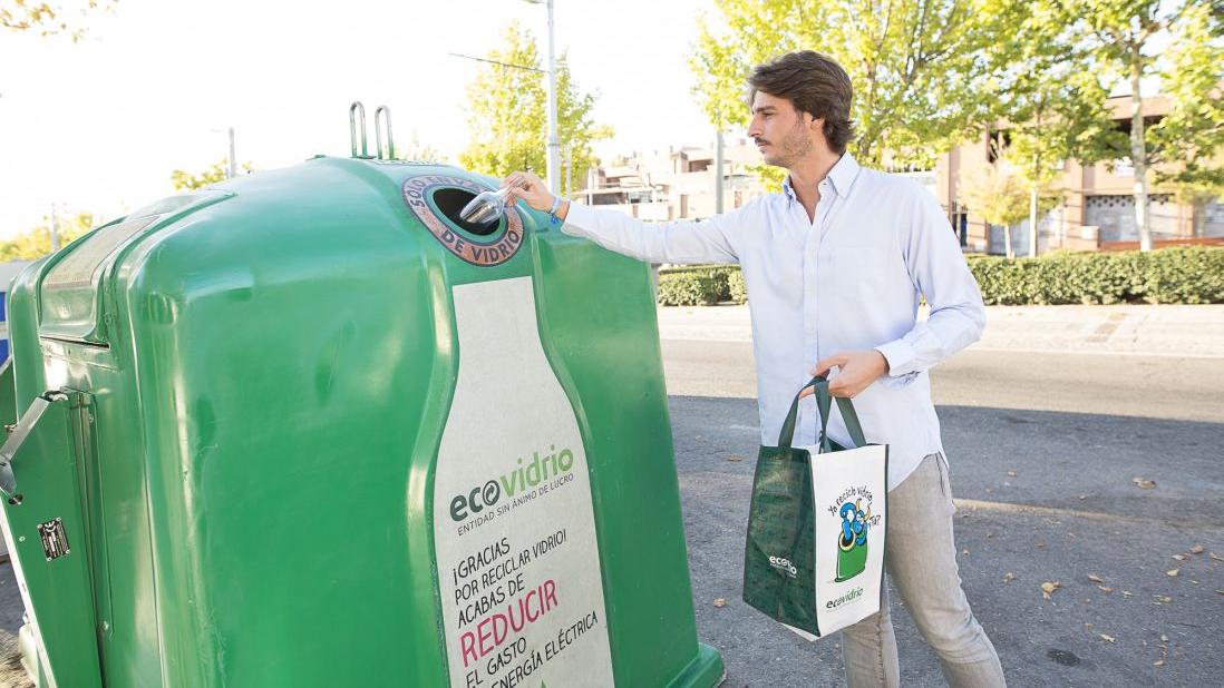 Los lucenses suspenden en reciclaje de vidrio Los lucenses suspenden en reciclaje de vidrio