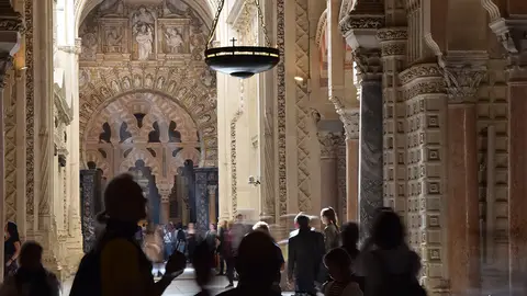 Turistas visitan el interior de la Mezquita Catedral Turistas visitan el interior de la Mezquita Catedral