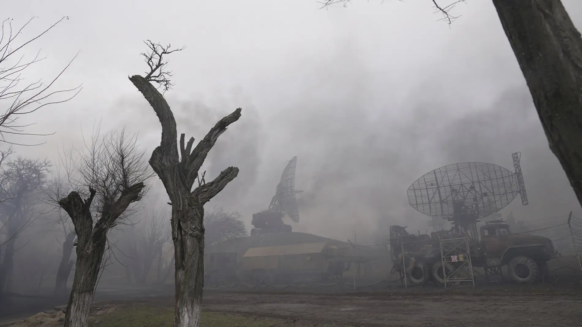 Columna de humo tras el ataque ruso a una base militar en Ucrania