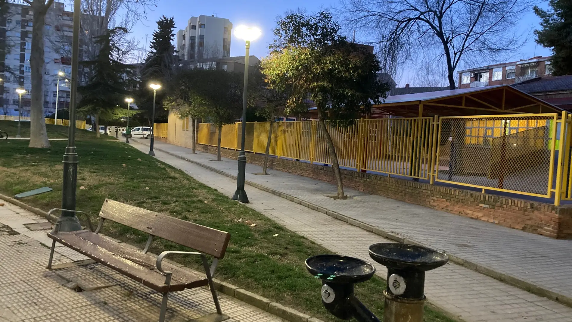 El Ayuntamiento renovará el pavimento e instalará una zona de juegos infantiles en el jardín de la calle Carmen Ibáñez 