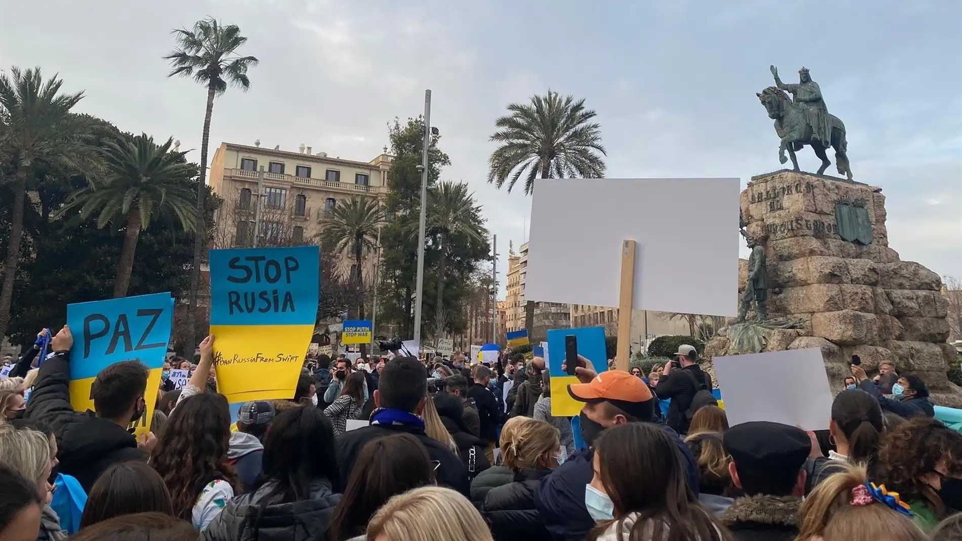 Medio millar de personas dicen no a la guerra en una concentración en Palma por Ucrania