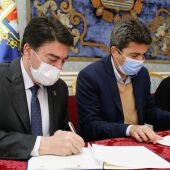 Luis Barcala y Carlos Mazón firman el convenio 
