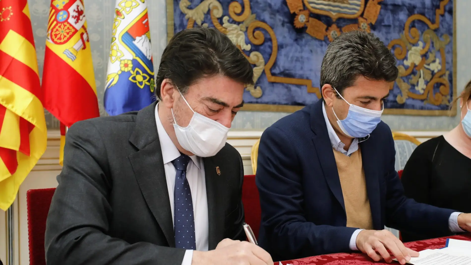 Luis Barcala y Carlos Mazón firman el convenio 