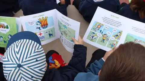Niños con libro en la mano. Niños con libro en la mano.
