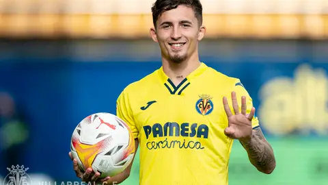 Pino tras anotar su hat trick Pino tras anotar su hat trick