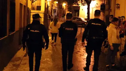 Patrulla policial el sábado por la noche en Alicante Patrulla policial el sábado por la noche en Alicante