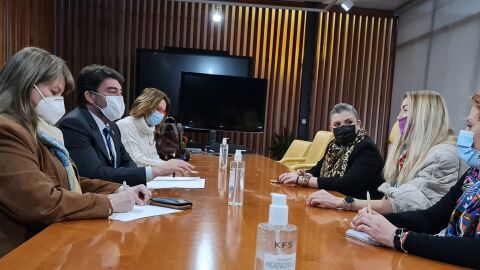 El Equipo de Gobierno con la presidenta de la Asociación Amigos de Ucrania, Anna Shkalenko El Equipo de Gobierno con la presidenta de la Asociación Amigos de Ucrania, Anna Shkalenko