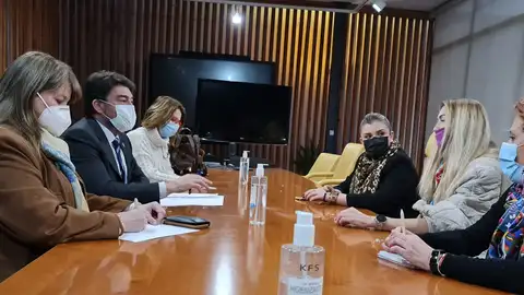 El Equipo de Gobierno con la presidenta de la Asociación Amigos de Ucrania, Anna Shkalenko El Equipo de Gobierno con la presidenta de la Asociación Amigos de Ucrania, Anna Shkalenko