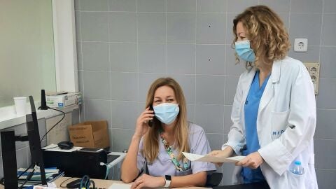 La enfermera Estrella Rufete y la doctora Rosario Sánchez en la consulta La enfermera Estrella Rufete y la doctora Rosario Sánchez en la consulta