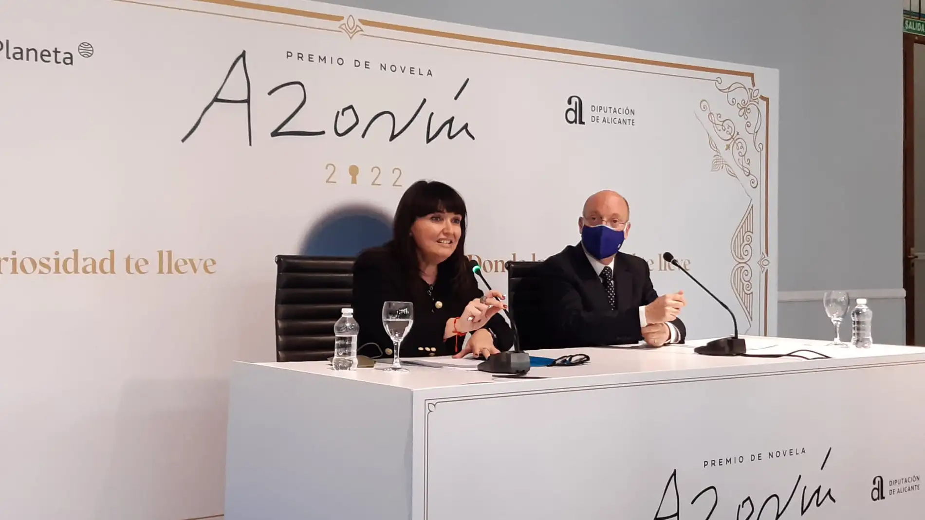 Julia Parra y Carlos Crehueras en la presentación de los diez finalistas