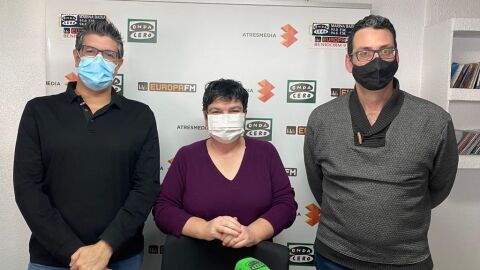 Pablo Gonz&aacute;lez y &Aacute;lex Fratini, vicepresidentes de ABRECA visitabn los estudios de Onda Cero marina Baixa. 