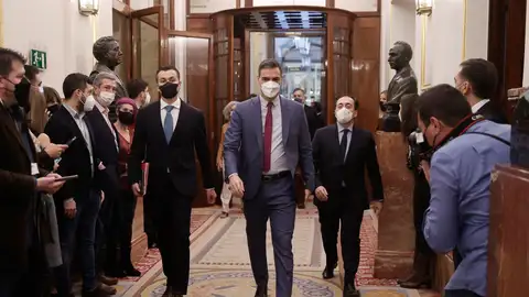 El presidente del Gobierno, Pedro Sánchez, entrando al Congreso EFE/ Emilio Naranjo