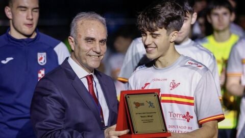Alex D&iacute;az, con los hispanos juveniles