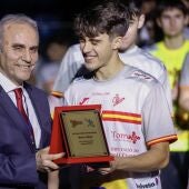 Alex Díaz, con los hispanos juveniles