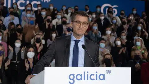 Alberto Núñez Feijóo durante su intervención en el Multiusos Fontes do Sar. Imagen: PPdG Especial La Brújula de Galicia