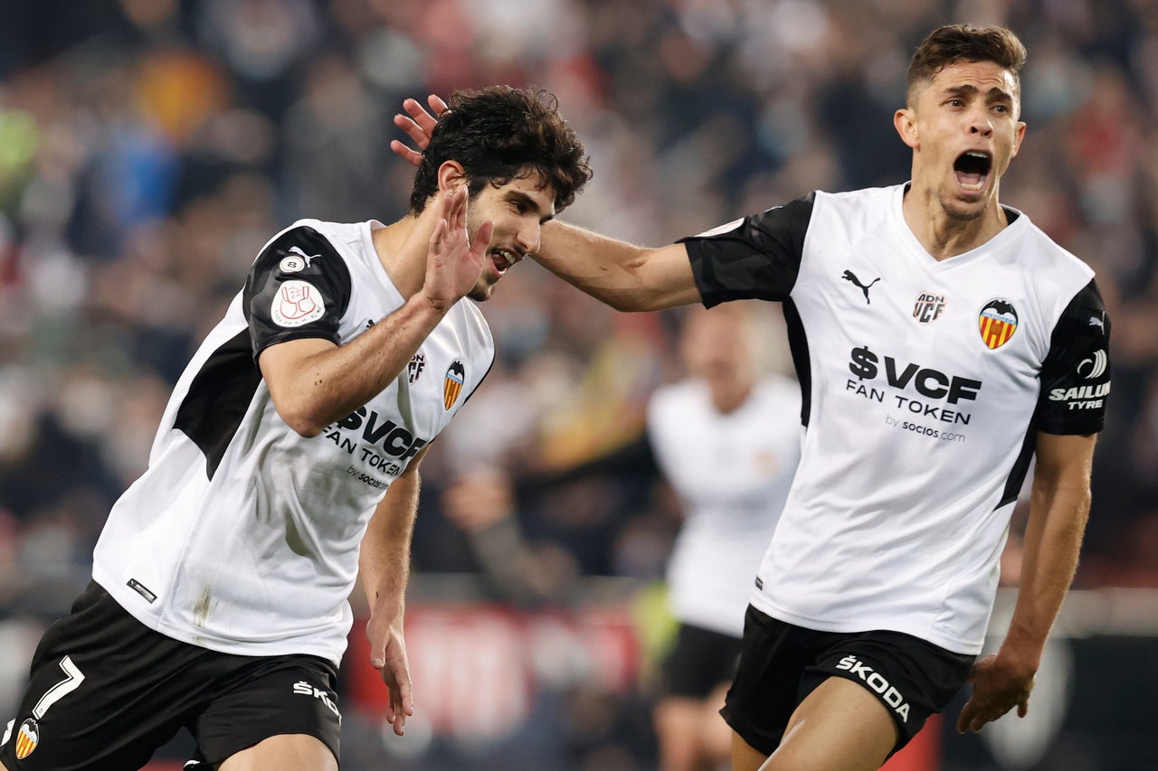 Un golazo de Guedes acaba con el Athletic y mete al Valencia en la final de la Copa del Rey Un golazo de Guedes acaba con el Athletic y mete al Valencia en la final de la Copa del Rey
