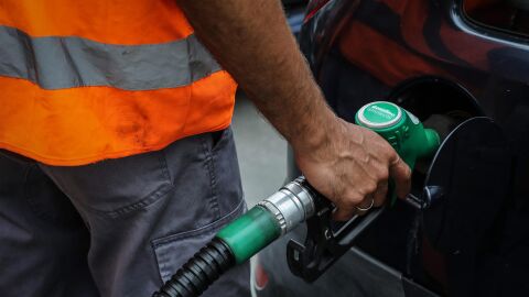 Imagen de archivo de una persona repostando en una gasolinera.