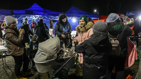 Guerra Ucrania Rusia, en directo: última hora de los ataques de Rusia en Ucrania, bombardeos y estado de las negociaciones y últimas noticias en Kiev hoy Refugiados ucranianos en Polonia/ EFE