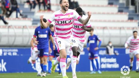 Borja Bast&oacute;n celebra el gol frente al Amorebieta. 