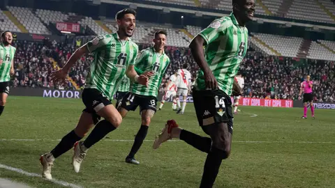 William Carvalho celebra su tanto en el partido de ida en Vallecas.