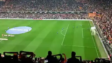 Mestalla Mestalla cantó el Himno Regional antes de comenzar el partido