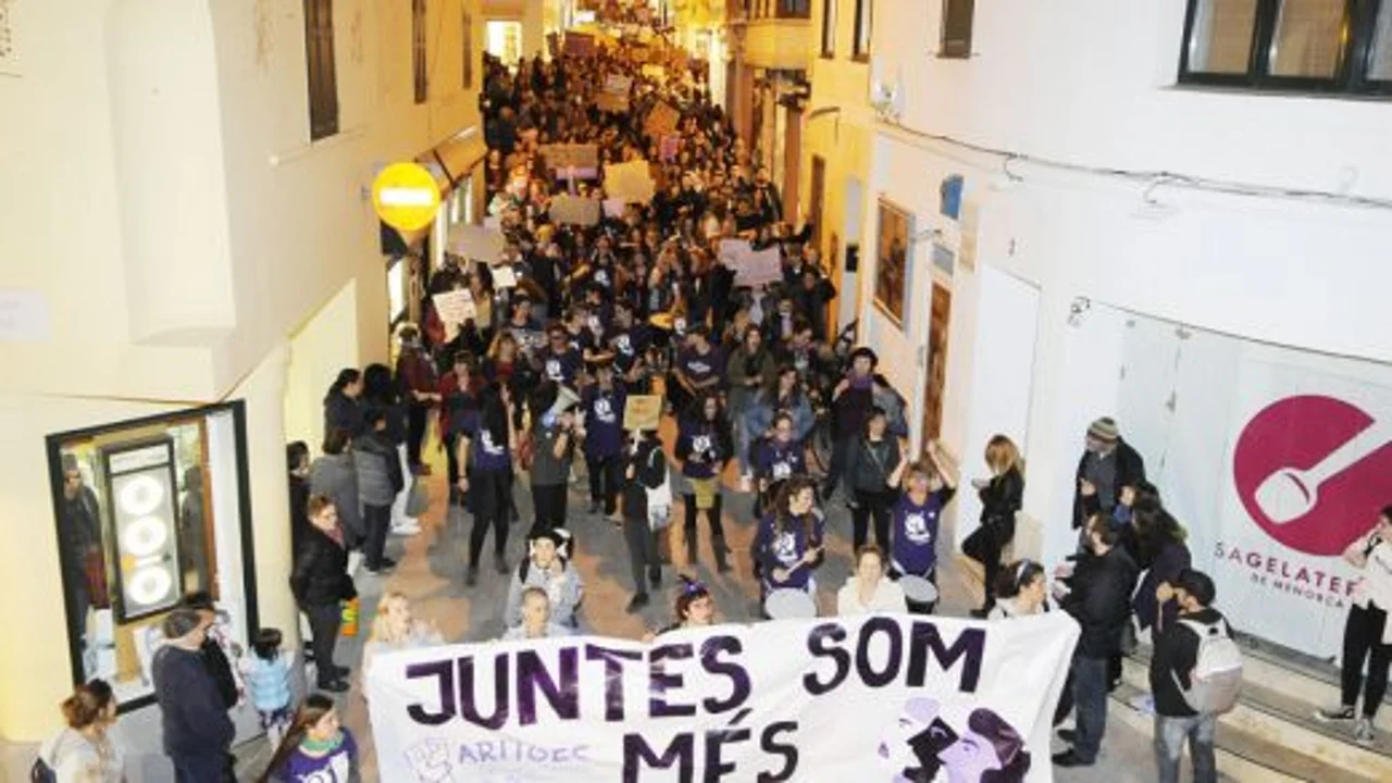 Una manifestación feminista recorriendo Maó.