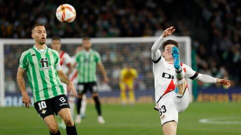 Sergio Canales en una acci&oacute;n ante el Rayo