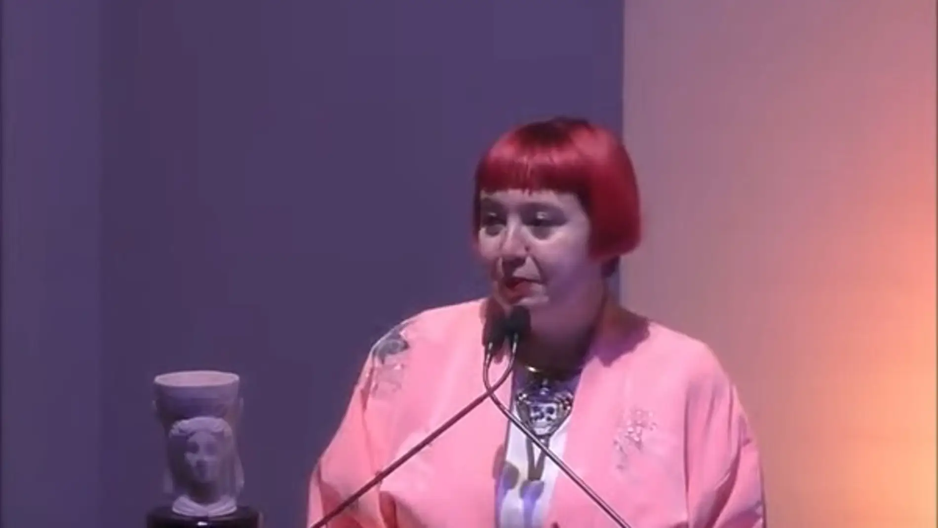 La escritora María Zaragoza momentos después de ganar el premio Azorín de novela