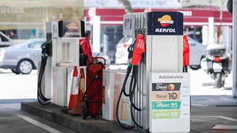 Imagen de archivo de una gasolinera. / Efe