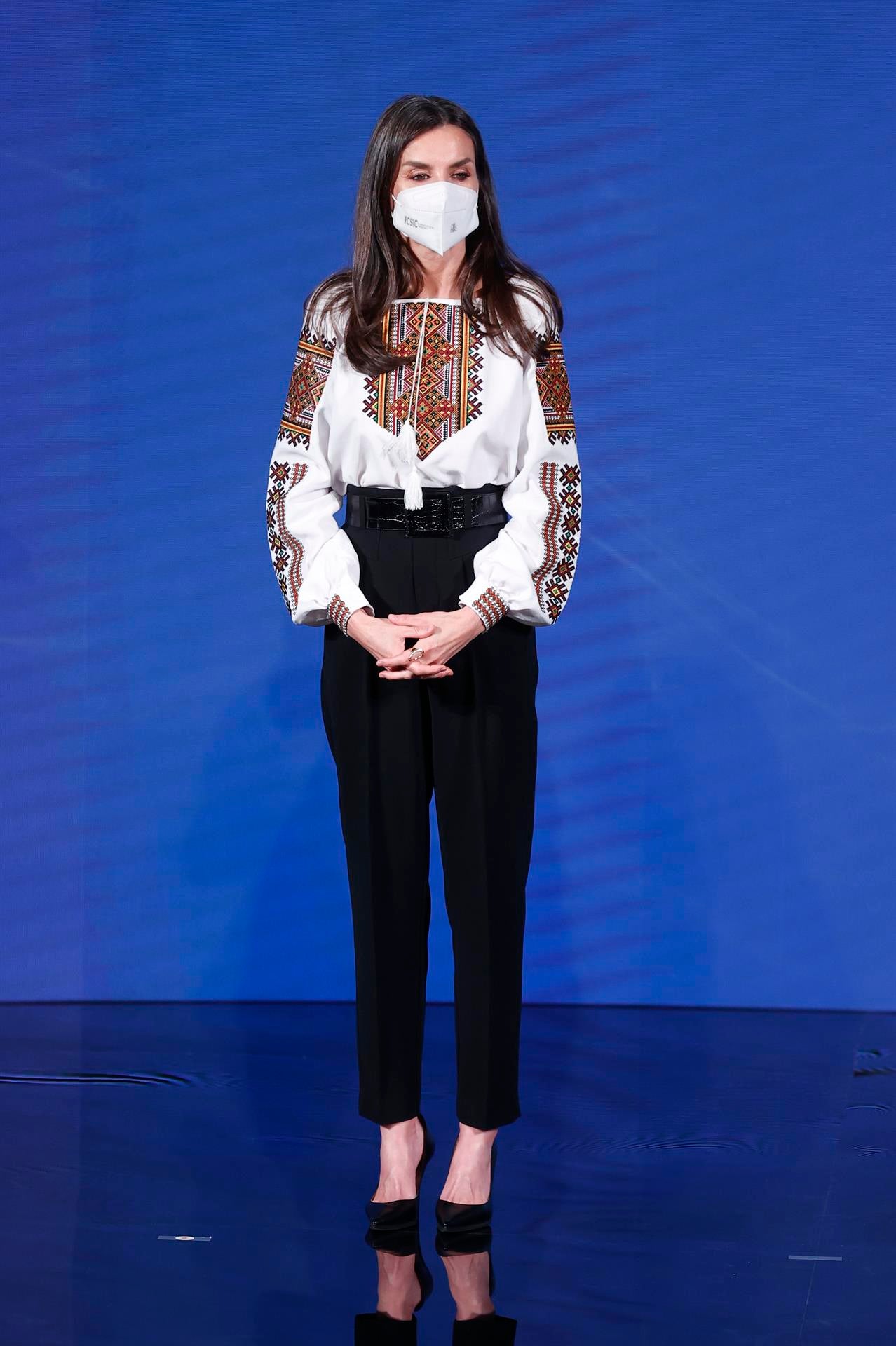 La Reina Letizia muestra su apoyo a Ucrania vistiendo una 'sorochka', la camisa tradicional del país La Reina Letizia muestra su apoyo a Ucrania vistiendo una 'sorochka', la camisa tradicional del país