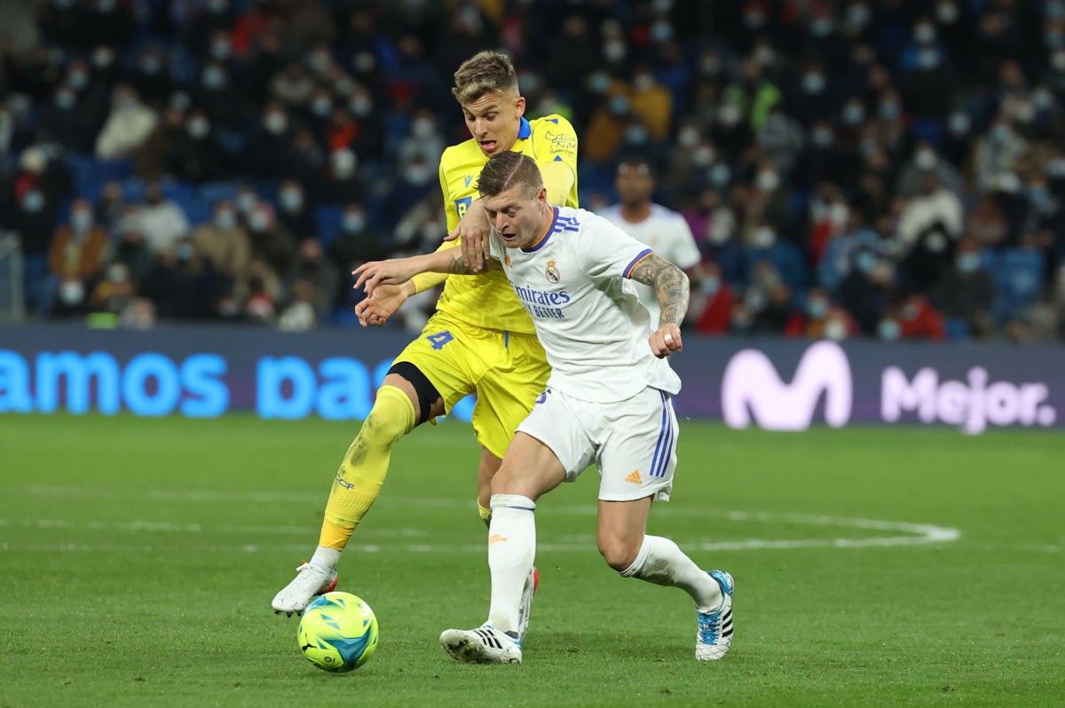 Kroos sufre una lesión muscular y queda prácticamente descartado para el PSG Kroos sufre una lesión muscular y queda prácticamente descartado para el PSG