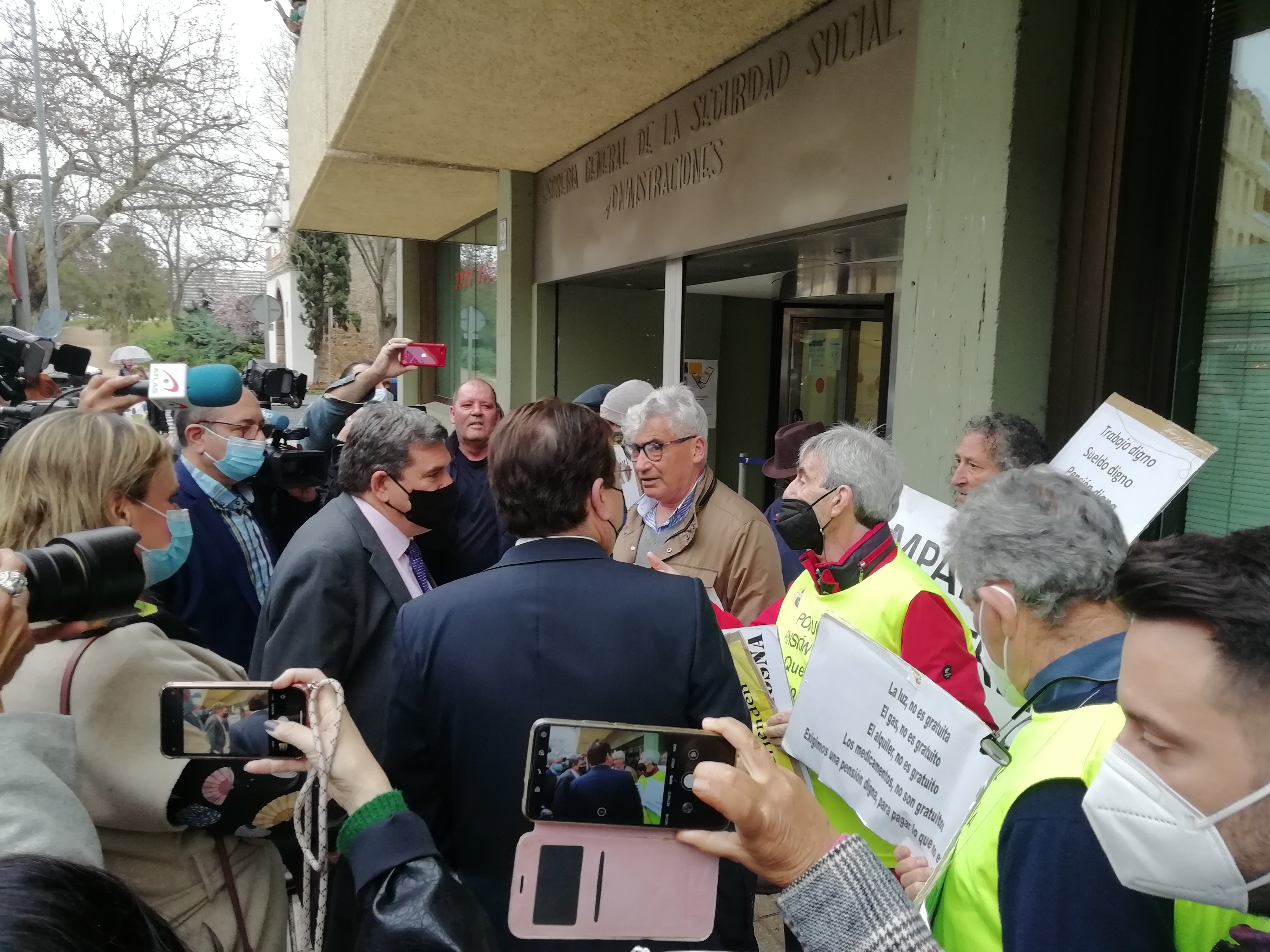 El ministro de Seguridad Social cambia pareceres sobre su departamento con manifestantes en su visita a Badajoz El ministro de Seguridad Social cambia pareceres sobre su departamento con manifestantes en su visita a Badajoz