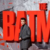 El actor Robert Pattinson posa en el photocall de presentación de la película 'The Batman'