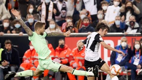 Bryan Gil en una acci&oacute;n con I&ntilde;igo Mart&iacute;nez