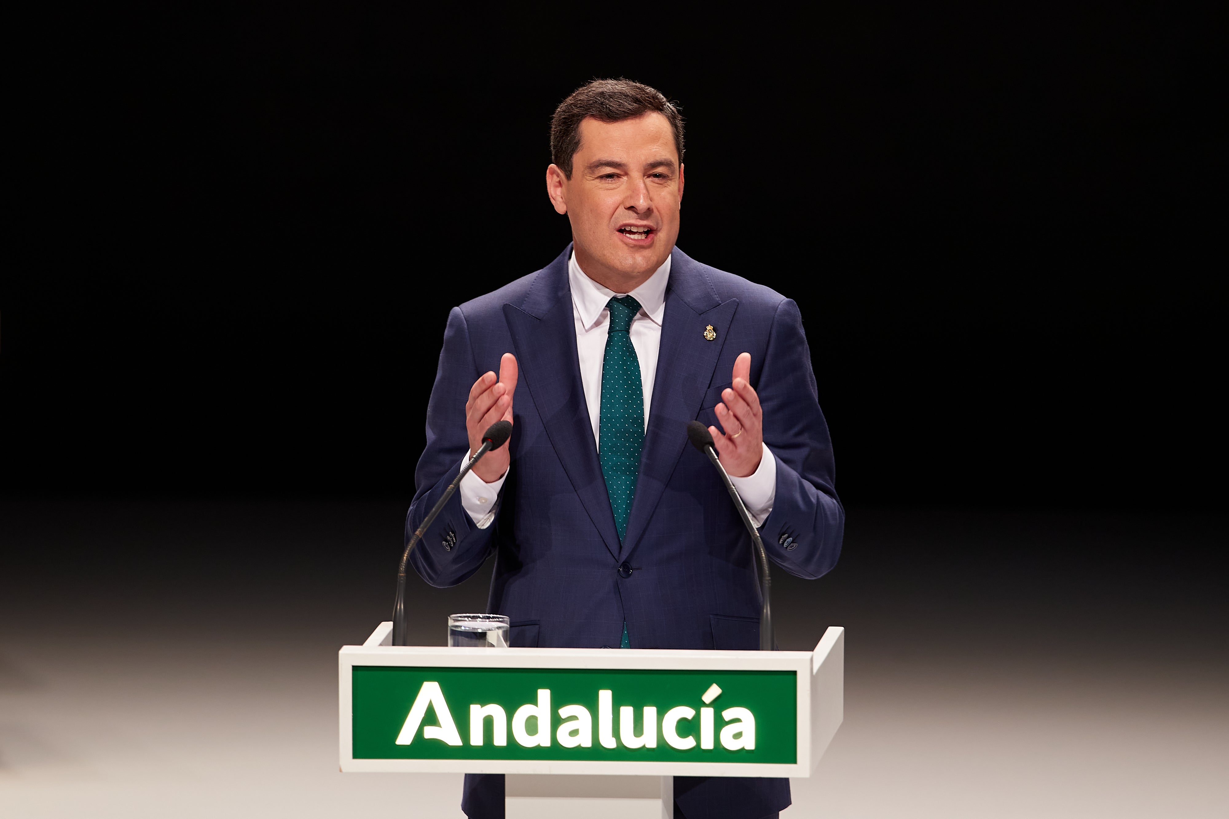 Juanma Moreno: "La madurez política de Feijóo nos permite soñar con hacer frente a las políticas de Sánchez" Juanma Moreno: "La madurez política de Feijóo nos permite soñar con hacer frente a las políticas de Sánchez"