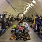 La gente permanece dentro de la estación de metro Dorohozhychi que se utiliza como refugio antiaéreo, en Kiev, Ucrania