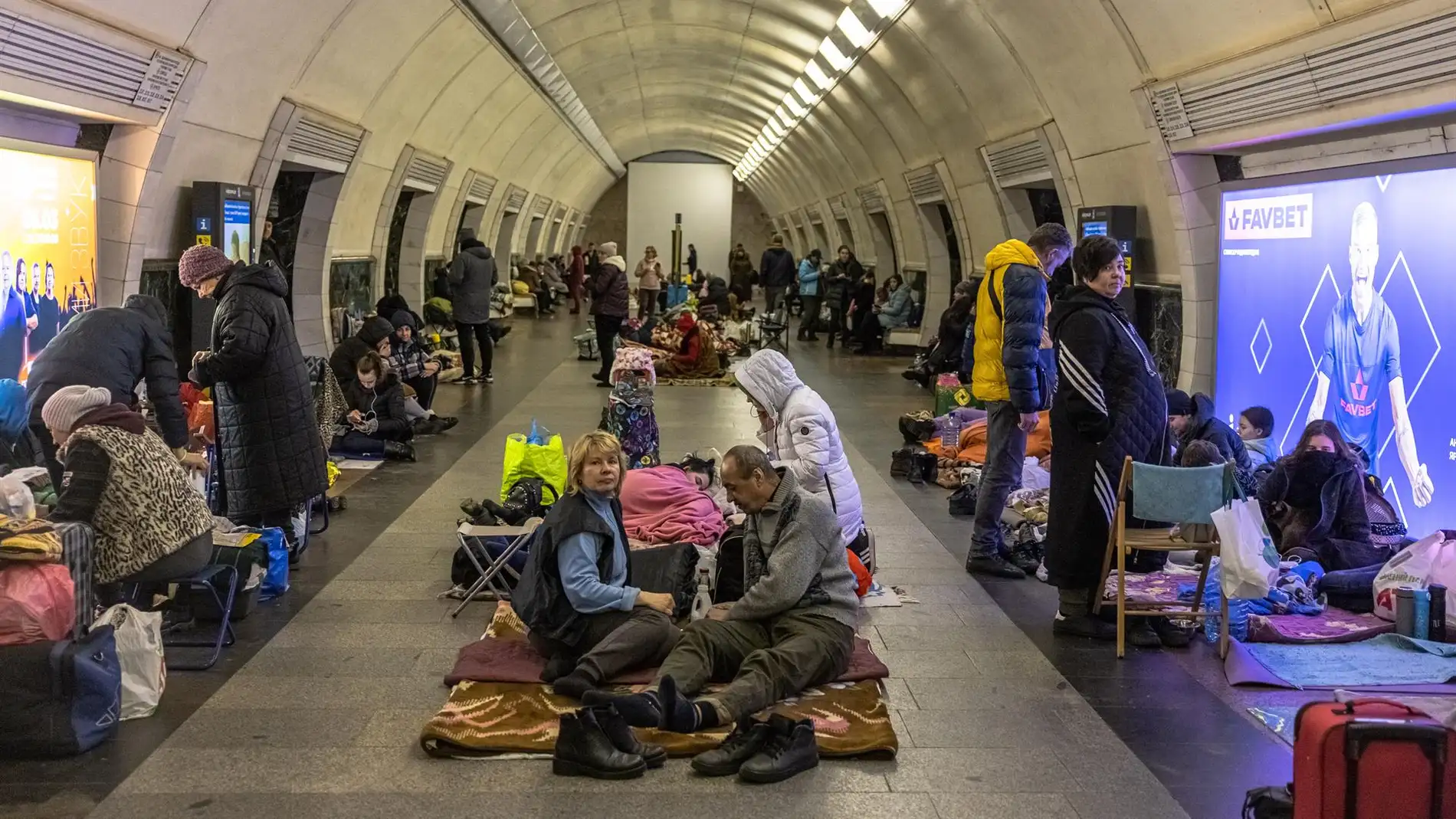 La gente permanece dentro de la estación de metro Dorohozhychi que se utiliza como refugio antiaéreo, en Kiev, Ucrania