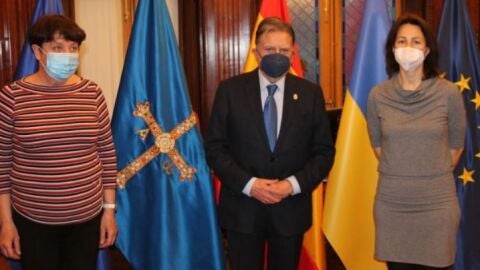 Alfredo Canteli con la presidenta de la Asociaci&oacute;n de Ucranianos en Asturias, Olena Kosenko, y con su compatriota Irina Zakldnova
