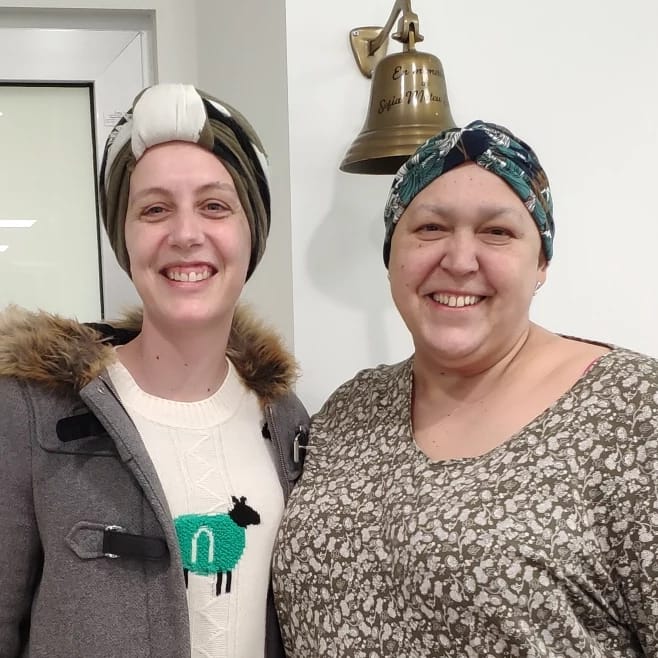 Los pacientes de oncología del Hospital de Sagunto celebran el fin de la quimio tocando la campana de la esperanza Los pacientes de oncología del Hospital de Sagunto celebran el fin de la quimio tocando la campana de la esperanza