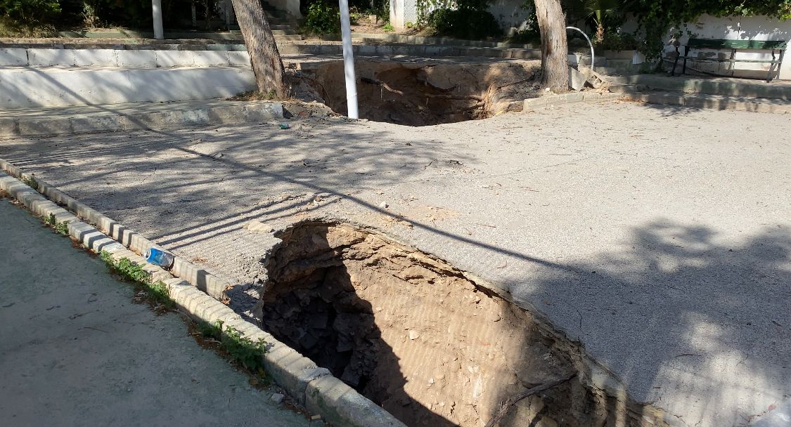 La lluvia provoca dos socavones de grandes dimensiones en el barrio Porfirio Pascual de Elche La lluvia provoca dos socavones de grandes dimensiones en el barrio Porfirio Pascual de Elche