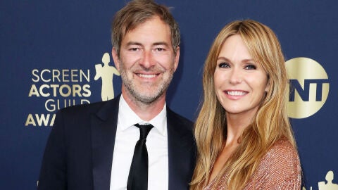 El actor, director y productor Mark Duplass posa en el photocall de los SAG Awards junto a su esposa, la actriz Katie Aselton