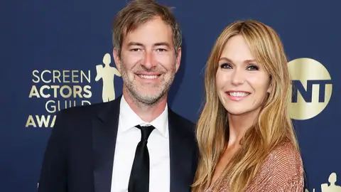 El actor, director y productor Mark Duplass posa en el photocall de los SAG Awards junto a su esposa, la actriz Katie Aselton El actor, director y productor Mark Duplass posa en el photocall de los SAG Awards junto a su esposa, la actriz Katie Aselton
